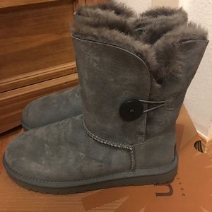 UGG Women’s Bailey Button Grey Size 8